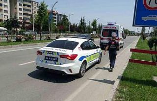Eşi ile tartışan kadın seyir halindeki araçtan...