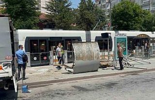 Eskişehir’de otobüs tramvay durağına daldı:...