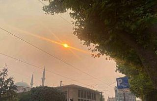 Eskişehir’i kaplayan yangın dumanı ve koku vatandaşı...