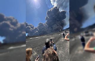 Etna Yanardağ’ında turistlerin olduğu sırada...