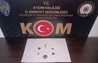 Evde saklanan tarihi paralar ve broş ele geçirildi