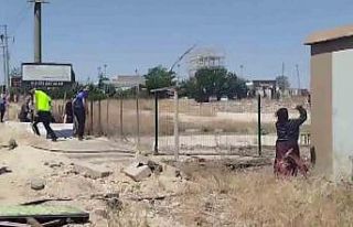 Evi yakıp gelen ekipleri taş yağmuruna tuttu