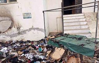 Evinin önündeki tekstil ürünleri tezgahı küle...