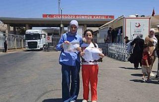 Evlatları karnelerini alan Suriyeli aileler ülkelerine...