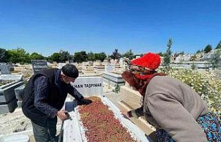 Evlatlarının mezarını ziyaret edemeyen yaşlı...