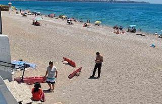 Evsiz adam Konyaaltı Sahili’nde ölü bulundu