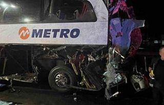 Faciadan dönüldü: 40 yolcusu olan otobüs tıra...