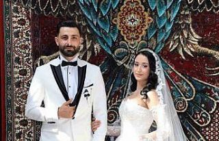 Fotoğraf çekimine gelen gelin ve damat festivale...