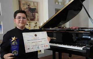 Gaziantepli 13 yaşındaki piyanist Hamit ödüllere...