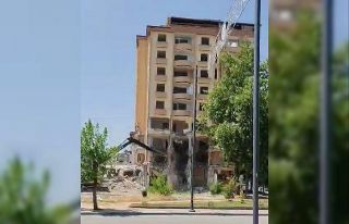 Gaziantep’te ağır hasarlı bina kontrollü şekilde...