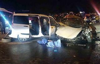 Gaziantep’te iki araç kafa kafaya çarpıştı:...