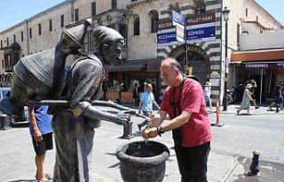 Gaziantep’te sıcaktan bunalan vatandaşlar çeşme...