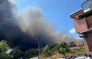 Gaziosmanpaşa’da atık toplama merkezinde yangın...