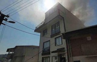 Gebze’de 3 katlı binanın çatısında çıkan...