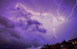 Gecenin karanlığını şimşekler aydınlattı