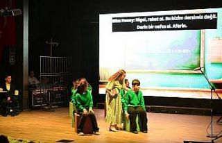 Gençlerden İngilizce tiyatro oyunu