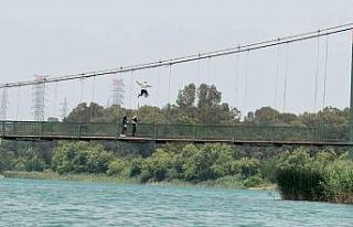 Gençlerden tehlikeli hareketler: Köprünün halatlarına...