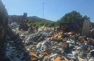 Geri dönüşüm depolama alanında çıkan yangın...