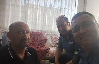 Görme engelli vatandaşın yardımına polis koştu