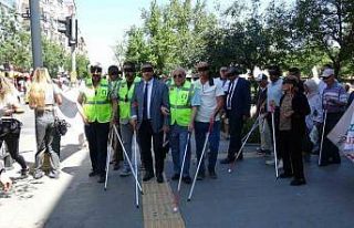 Görme engelliler için yürüyen mimarlar, şehirleri...
