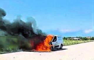 Gübre satmak için mahalleleri dolaşan araç metal...