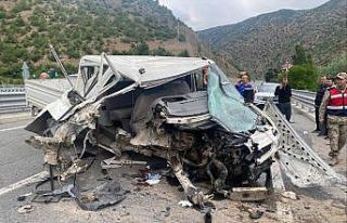 Gümüşhane-Trabzon yolunda kamyonet bariyerlere...