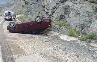 Gümüşhane’de otomobil ters döndü: 3 kişi yaralandı
