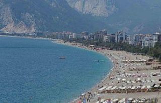 Güneşi gören Antalyalılar Konyaaltı Sahili’ni...