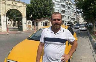 Günün kahramanı taksici: Caddeyi geçip insanların...