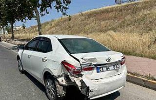 Hafif ticari araç ile otomobil çarpıştı