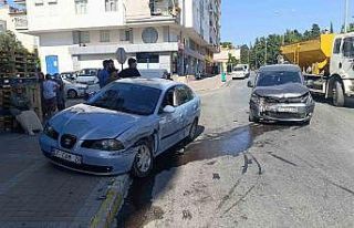 Hafif ticari araç ile otomobil çarpıştı: 1 yaralı