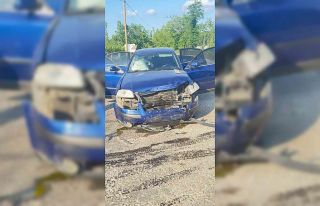 Hafif ticari araç kanala uçtu: 2 yaralı