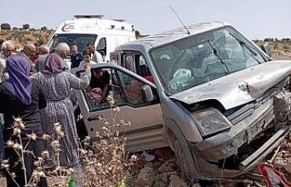 Hafif ticari araç kontrolden çıktı: 2 yaralı