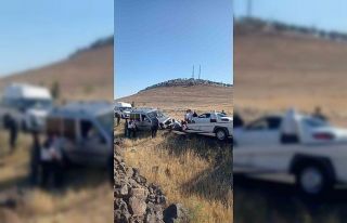 Hafif ticari araç savruldu, sürücüsü yaralandı