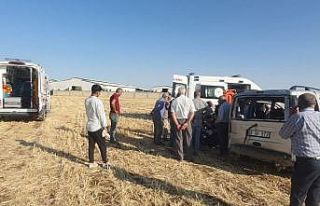 Hafif ticari araç takla attı: 2 yaralı