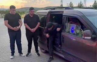 Hafif ticari aracın içinden 14 düzensiz göçmen...