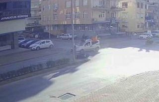 Hafif ticari araçla çarpışan motosiklet sürücüsü...