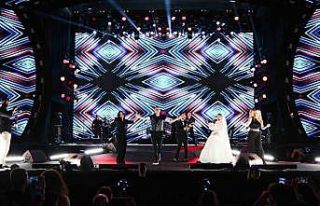 Haluk Levent’ten sahnede düğün sürprizi: Çiftetelli...