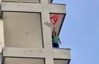 Hasarlı bina yıkımında iş makinesi operatörünün...