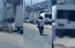 Hatay’da motosikletlinin tehlikeli hareketleri yürekleri...