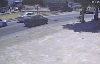 Havada metrelerce uçan otomobil 2 araca çarparak...