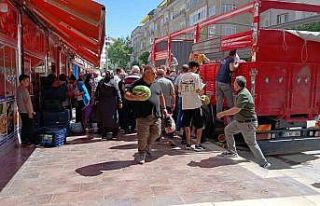 Hayırsever esnaftan vatandaşa 19 ton karpuz ikramı