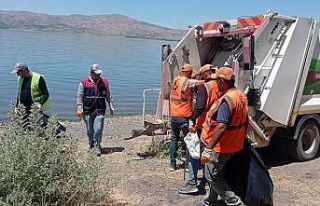 Hazar gölü etrafında 40 ton çöp toplandı