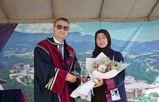 Hem hafız oldu hem fakülteyi birincilikle bitirdi