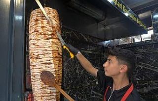 Hem okuyor hem döner kesiyor