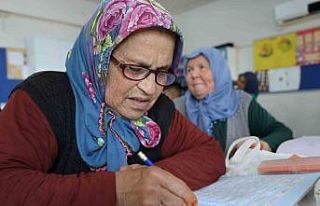 Hepsi torun sahibi: Adanalı ninelerin okuma azmi