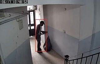 Hırsız ayakkabıları büyük siyah poşete doldurup...