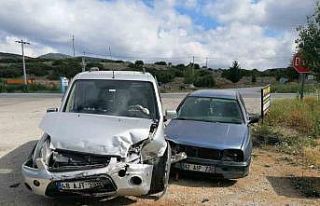 Hüyük’te otomobil ile hafif ticari araç çarpıştı:...