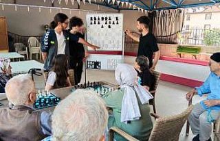 Huzurevi sakinlerini satrançla buluşturdular