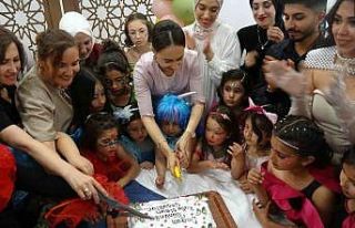 İhtiyaç sahibi çocuklar özel kostümlerle doğum...